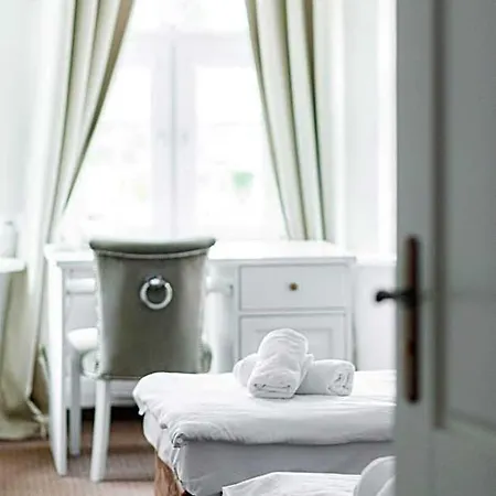 Dom Goscinny Bialy Dworek Bed & Breakfast