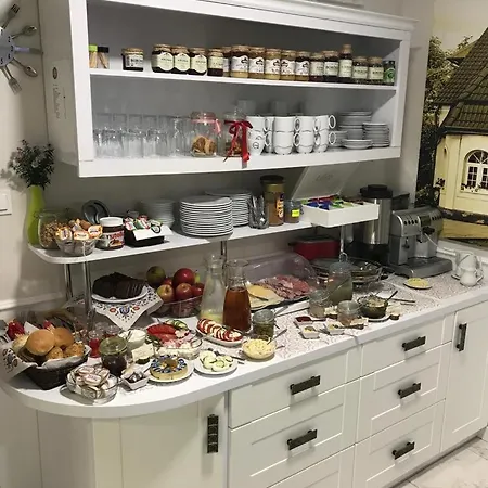 Bialy Dworek Bed & Breakfast