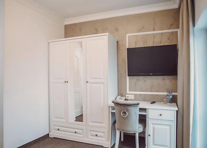 Bialy Dworek فندق مبيت وإفطار 4*