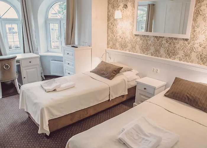 Bialy Dworek فندق مبيت وإفطار 4*