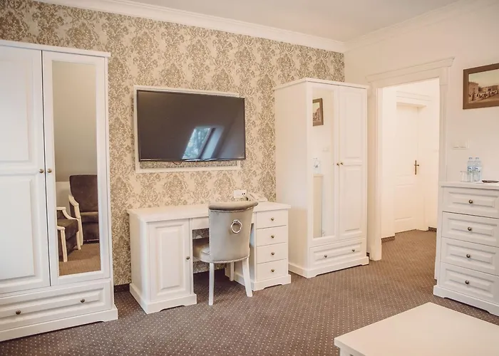 فندق مبيت وإفطار Bialy Dworek Człuchów